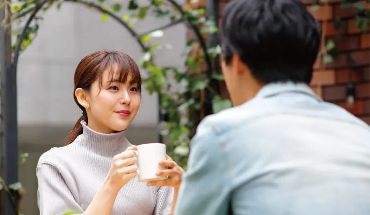 お茶を楽しむ交際している男女